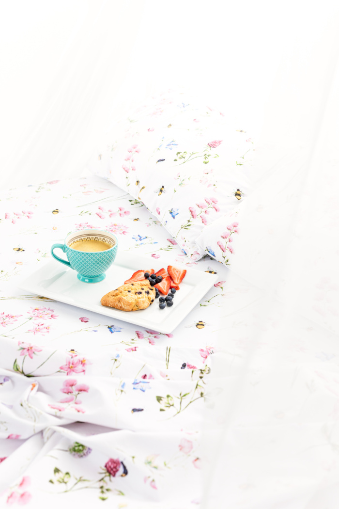 Summer Vibes in this Bright and Airy Bedroom